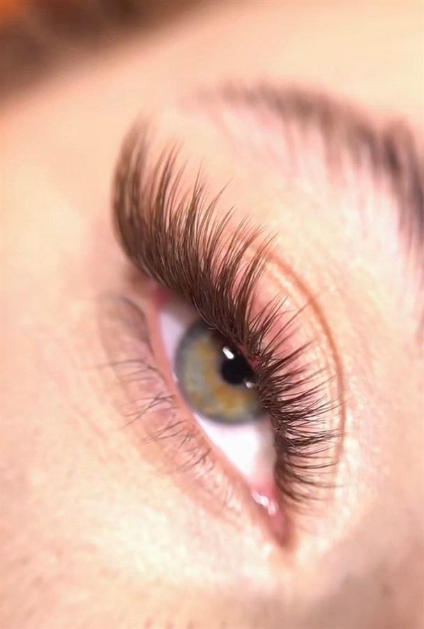 Classic lash extensions result – natural eyelash extension look
