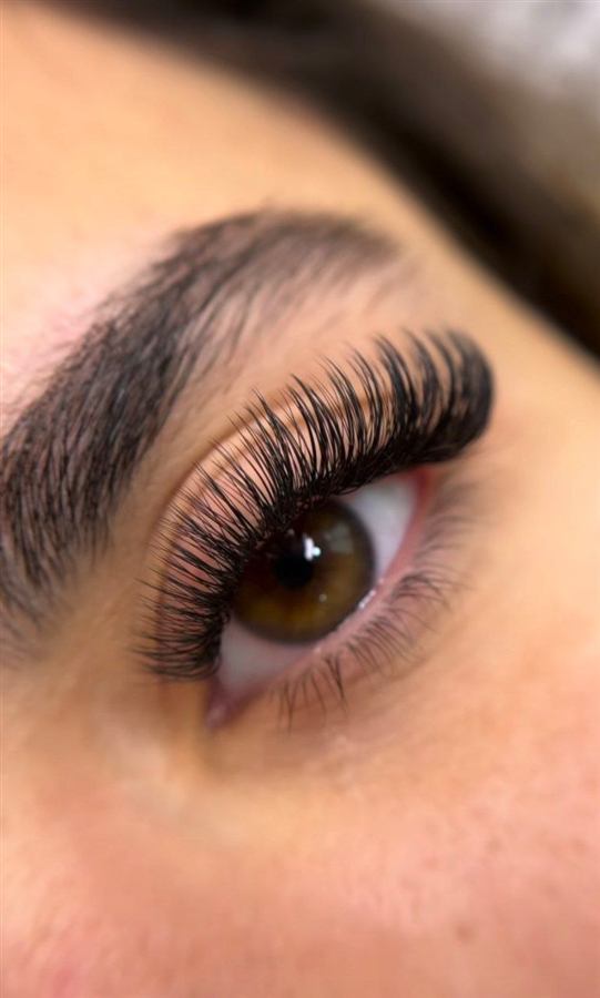 Volume lash extensions on brown eyes – Istanbul lash studio