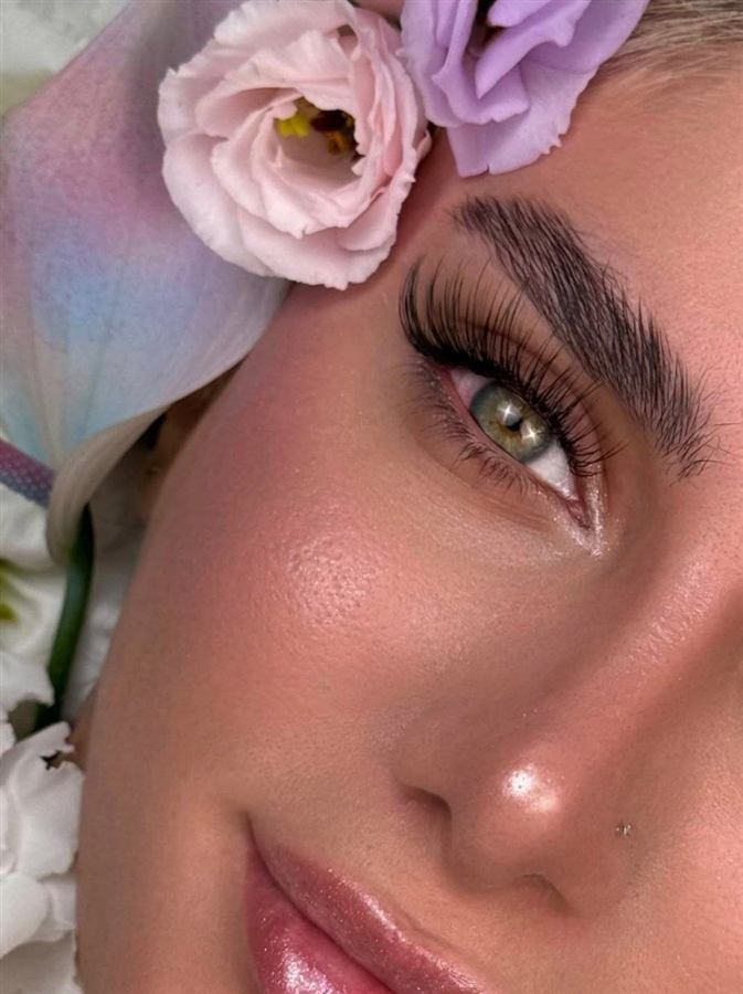 Lash extensions closeup – best eyelash extension technique